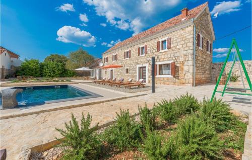 Oklaj House | Four-Bedroom Holiday Home In Citluk