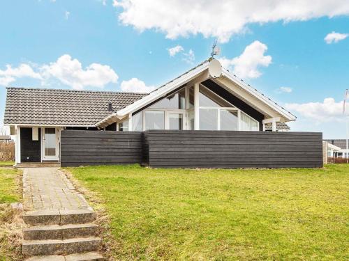 Ronde House | Four-Bedroom Holiday home in Rønde 1