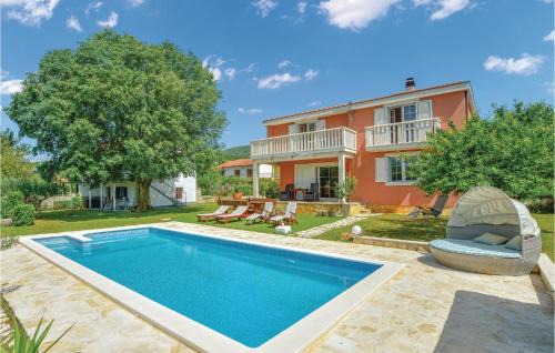 Dicmo House | Four-Bedroom Holiday Home In Dicmo