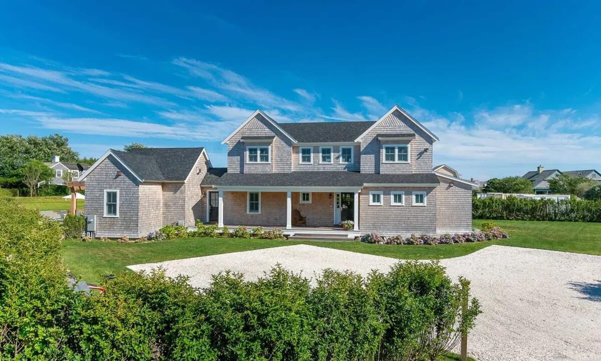 Siasconset House | Four bedroom home with modern design