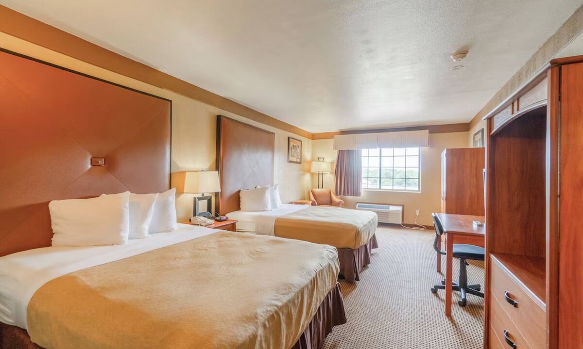 Beeville Hotel | Four Budget Rooms w/Queen Beds Near US-181 – Perfect for Exploring Beeville