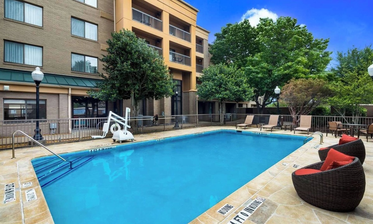 Richardson Hotel | Four Family-friendly Units with FREE Parking, Outdoor Pool, Pets are Welcome!