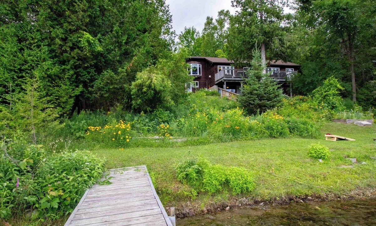 Burnt River Cottage | Four Mile Memories - Three Bedroom Cottage, Sleeps 6