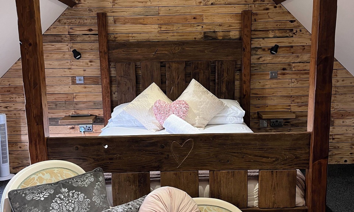 Kilmington Hotel | Four-poster suite