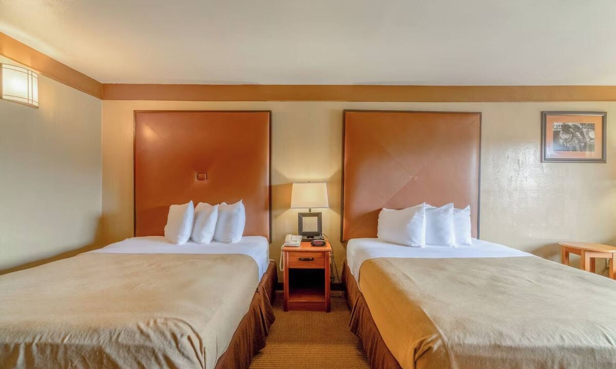 Beeville Hotel | Four Practical Rooms w/Two Queen Beds For Value-Conscious Visitors