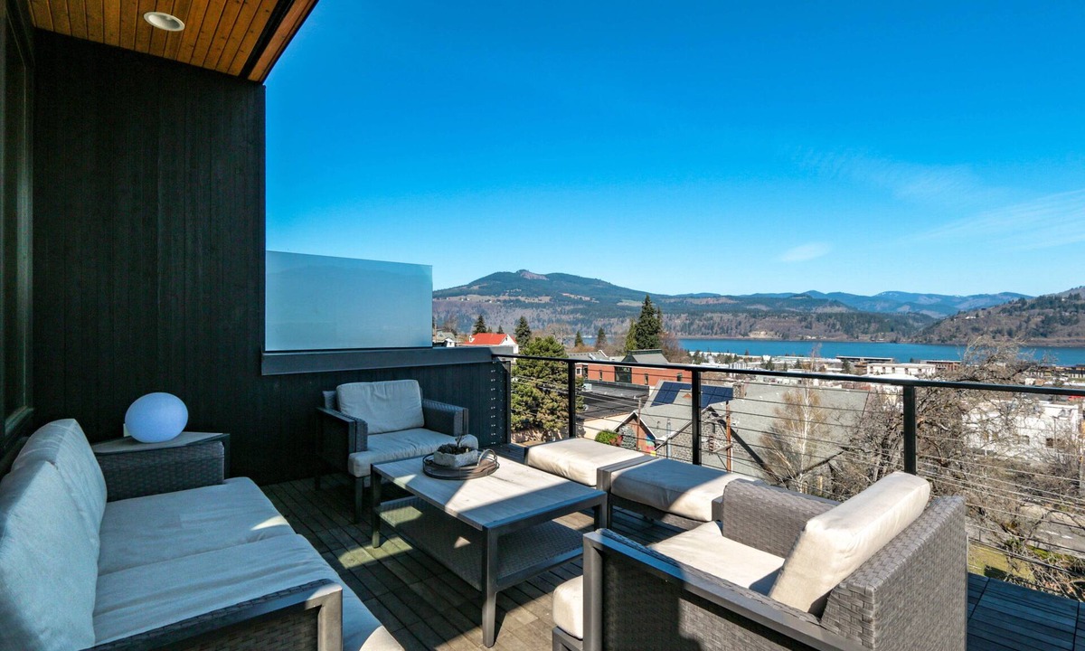 Hood River House | FOUR - River View, Hot Tub, Luxurious Downtown Loft!