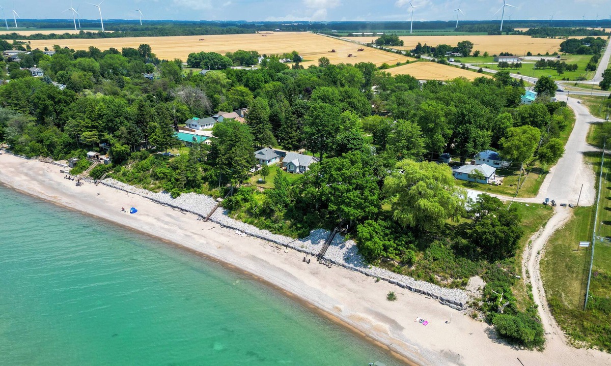 Dashwood Cottage | Four-Season Cottage with Beach Access Near Grand Bend