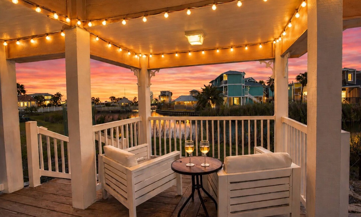 Bella Vista House | Four Winds | Pond Views + Coastal Charm!