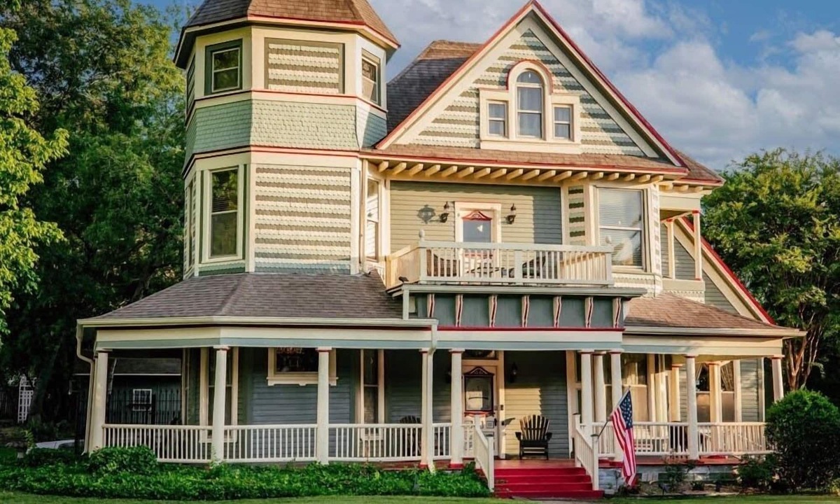 Bonham House | Four Winds Victorian Venue & Suites