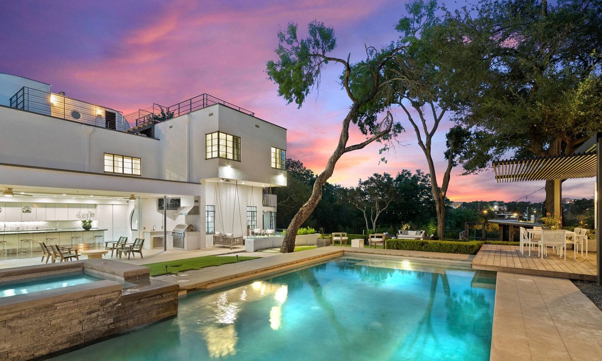 West Campus House | Fourth Night Free* I Theatre I Downtown I Views I Pool l Rooftop