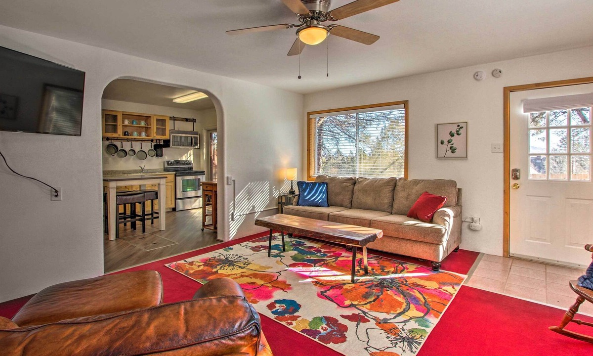 Klamath Falls Cottage | 'Fox Cottage' - Quiet Escape w/ Private Deck!