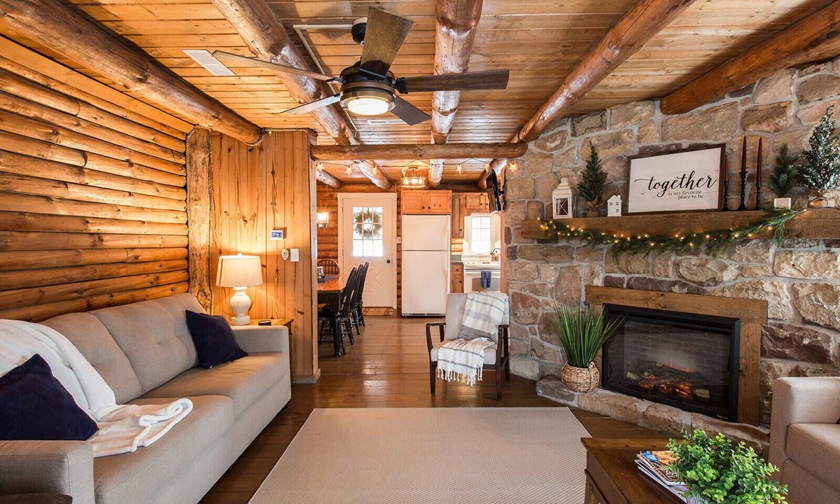 Bowmansville Cabin | Fox Creek Cabin in the woods with stream