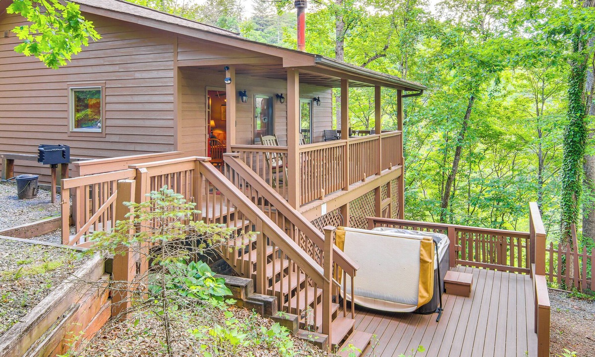 Whittier Cottage | 'fox Den' w/Hot Tub! 22 Mi to Cataloochee Skiing