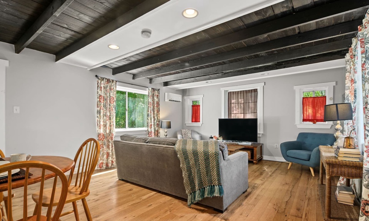 Ardentown House | Fox Field Cottage in Arden | 10 min to Riverfront