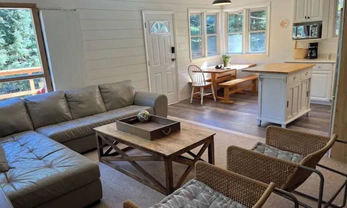 Whiteshell House | FOX HILL All season retreat at Star Lake, Whiteshell with dock