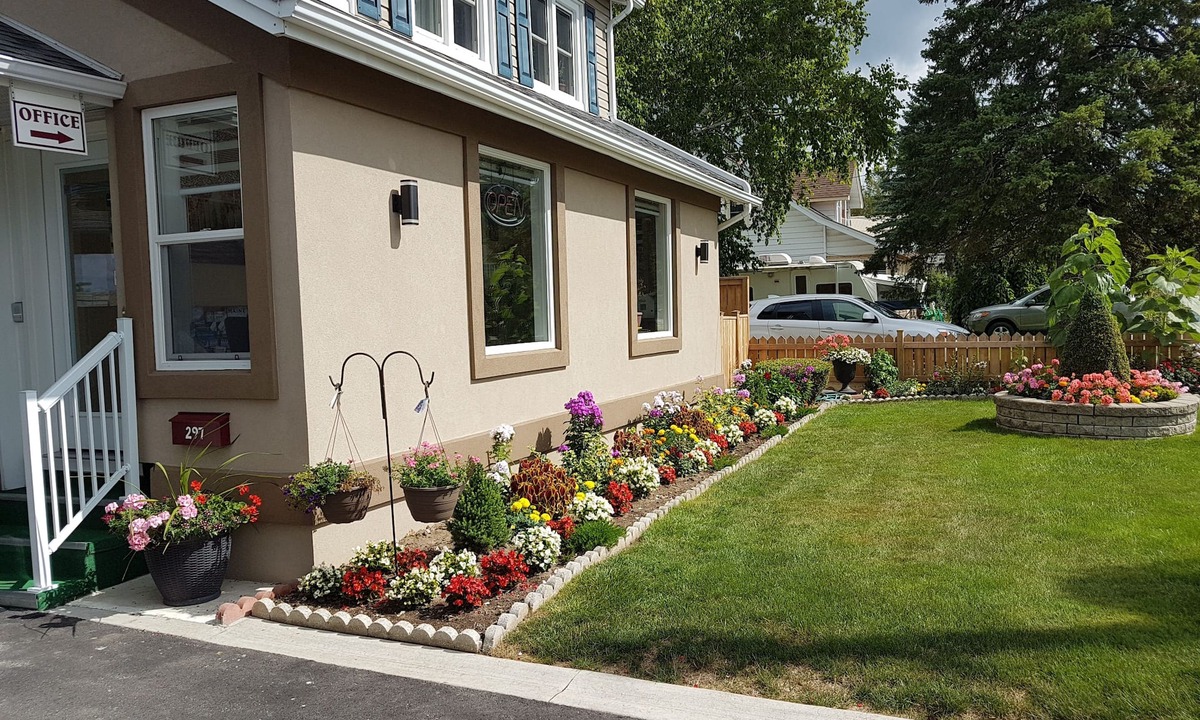 Napanee Hotel | Fox Motor Inn