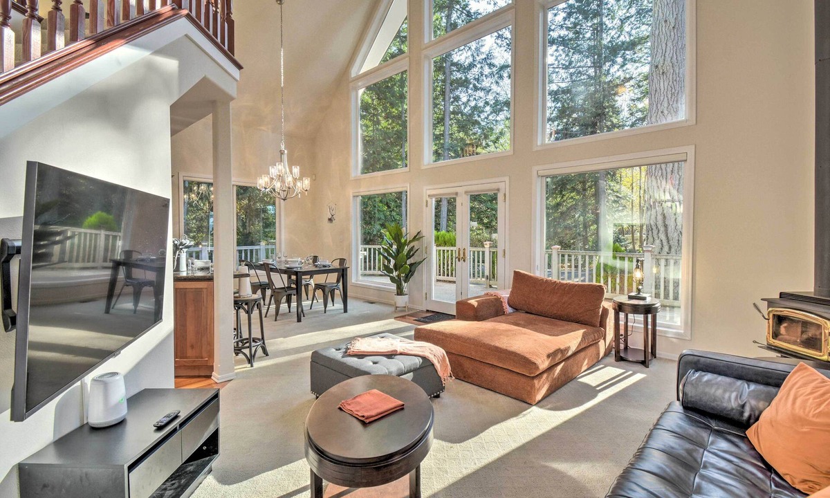 Hansville Cabin | Fox Paws Luxury Cabin - Hot Tub, Fire Pit & Pines!