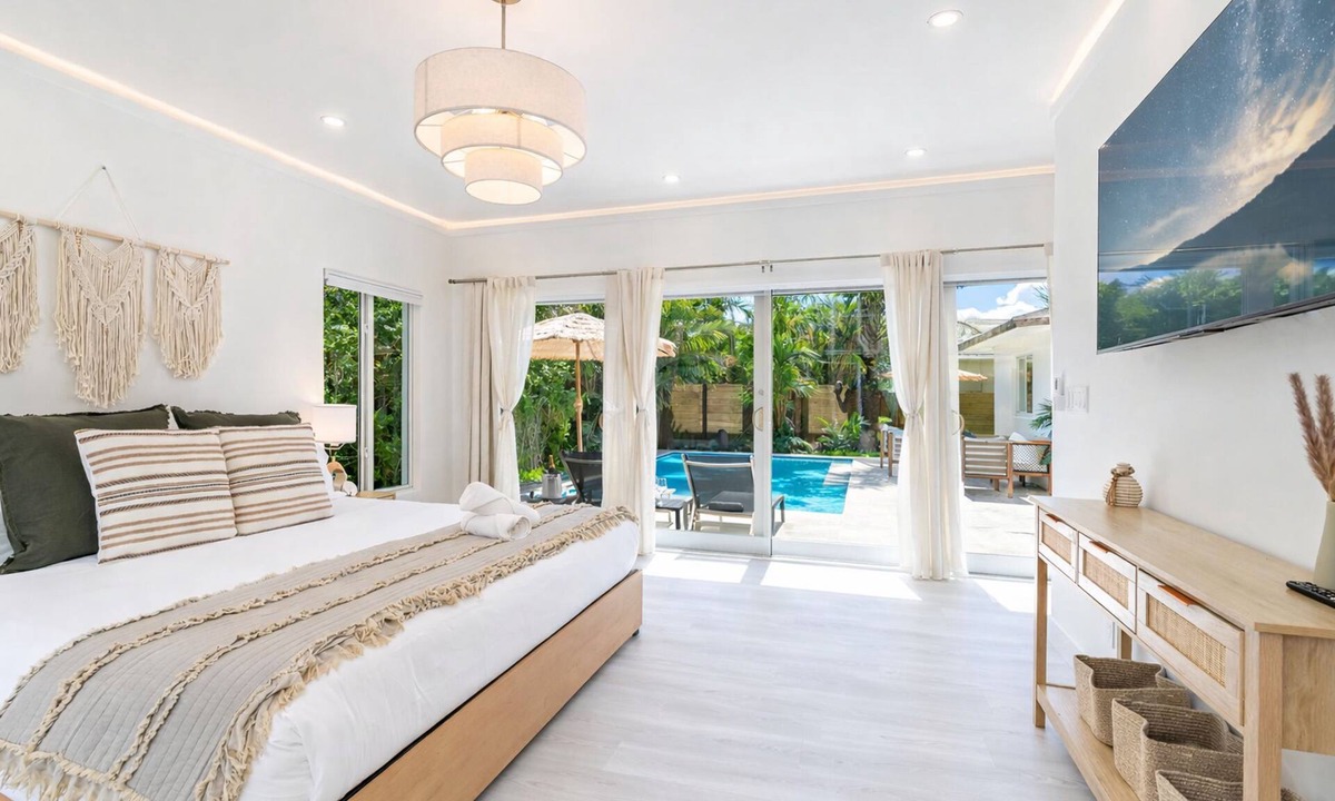 Victoria Park Villa | Fox Pearl 4Bd Pool House- Las Olas Luxury Getaway