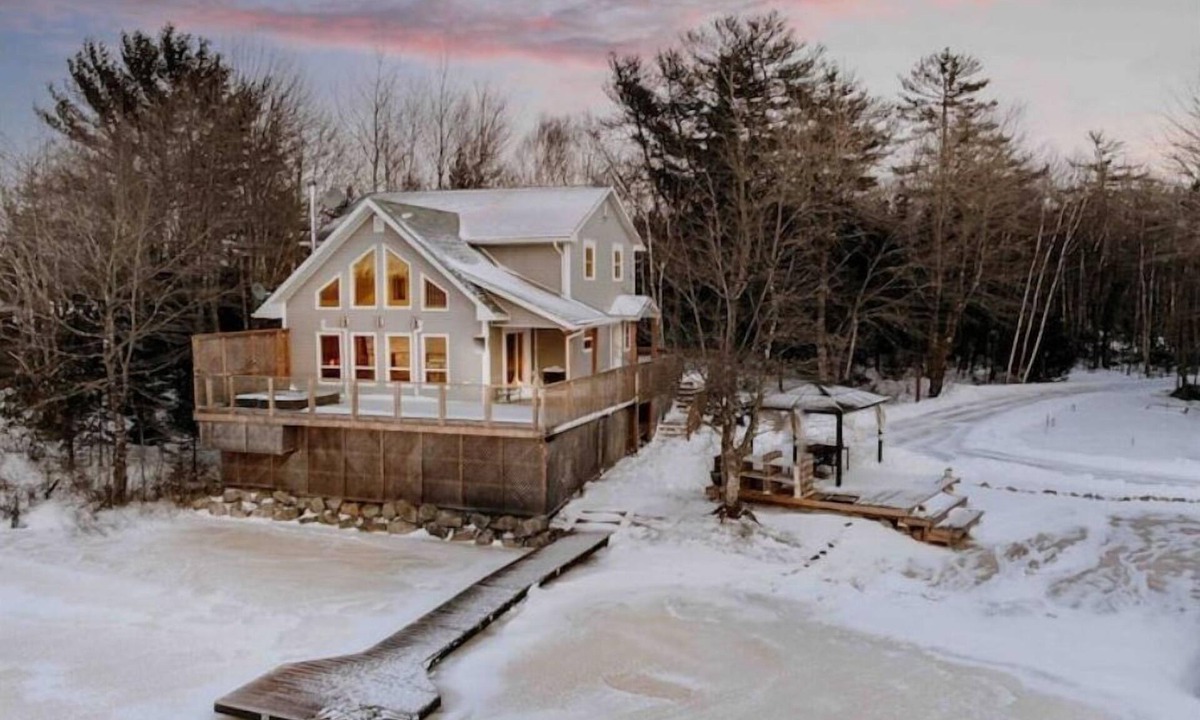Chester Cottage | Fox Point Lake House - Luxury Lakefront Rental!