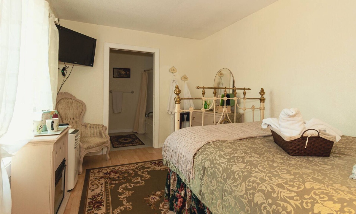 Yelm Bed & Breakfast | Fox Room at Conley Suites BNB