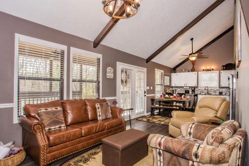 Pigeon Forge Ski Chalet | Fox's Den, Hot Tub, FREE Attraction tickets for each paid day, Arcade Game, WIFI!