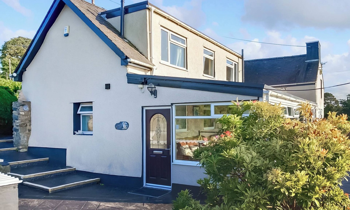 Dinas Cottage | Fox's Lair Farmhouse.