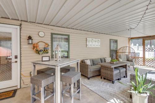 Troy Apartment | Foxes Den with Hot Tub, Pool Table and Fire Pit!