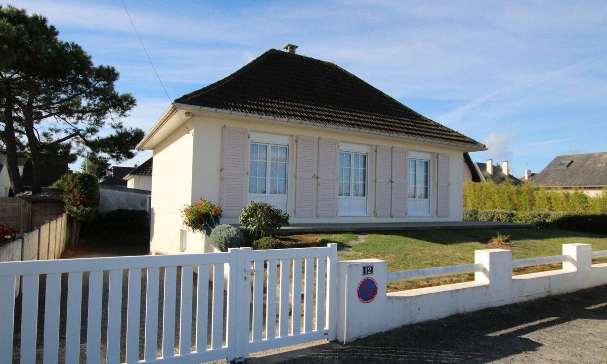 Saint-Martin de Brehal Cottage | Charming 2-Bedroom Villa 100m from the Beach