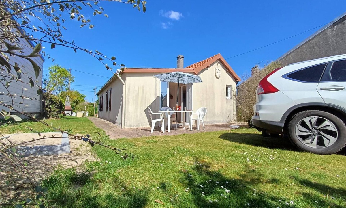 Saint-Martin de Brehal Cottage | Typical villa with garden 500m from the beach