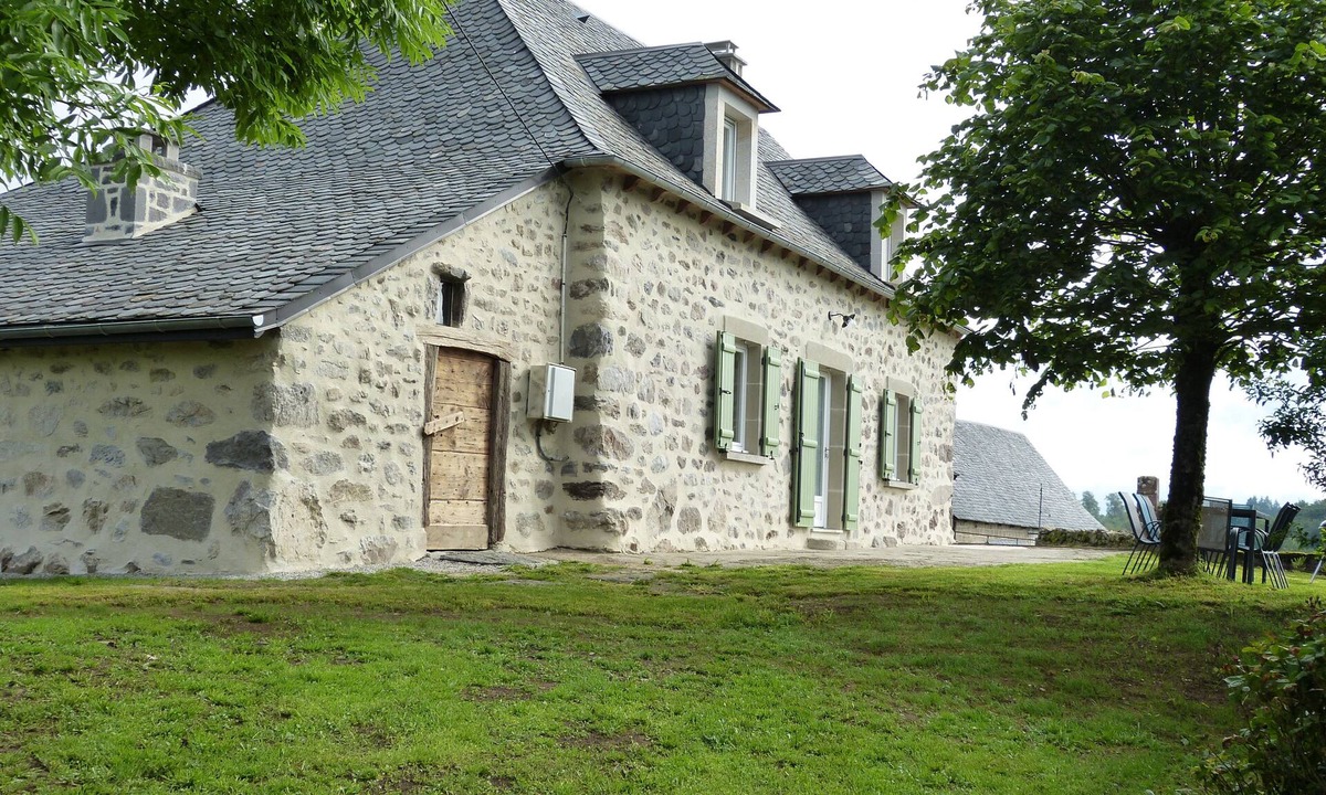 Champs-sur-Tarentaine-Marchal House | Large, comfortable house. Exceptional view of the lake and Auvergne mountains!