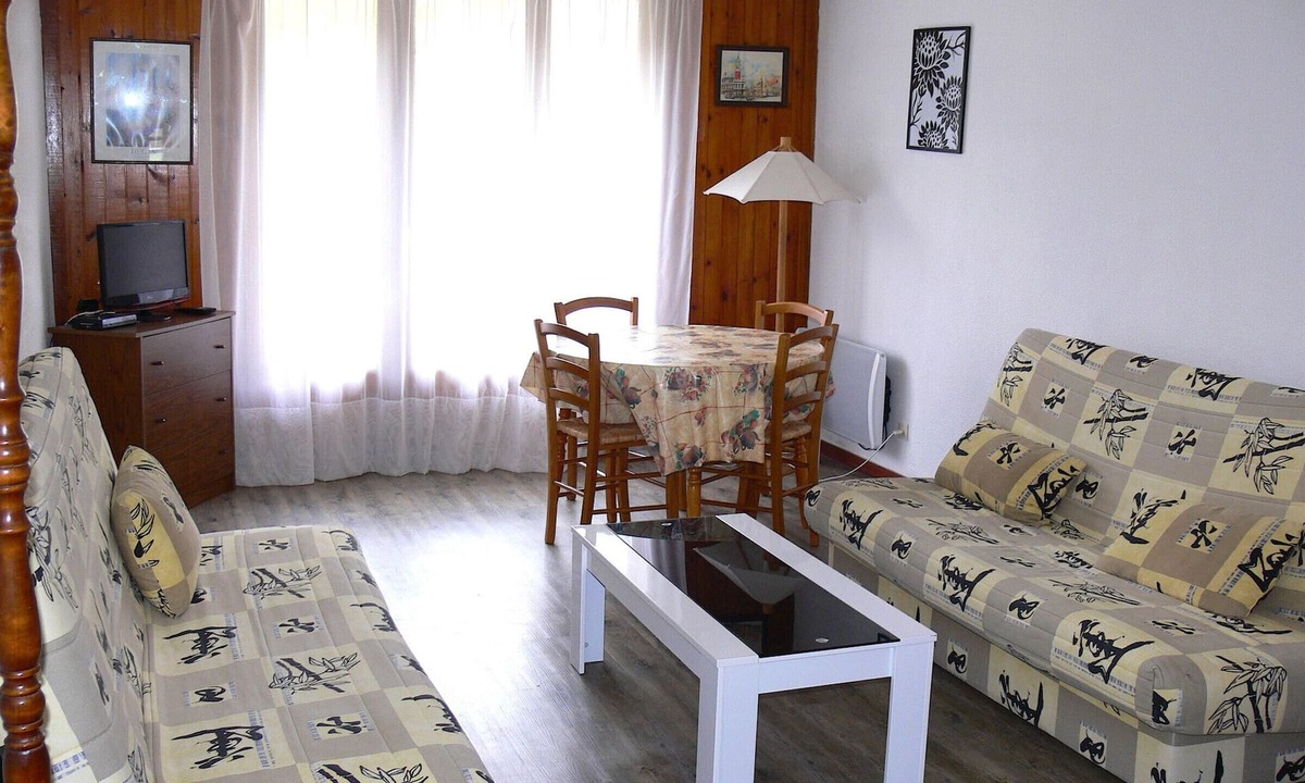Gouaux-de-Larboust Apartment | Studio for 4, South-Facing Balcony, Ski-In/Ski-Out, Peyragudes.