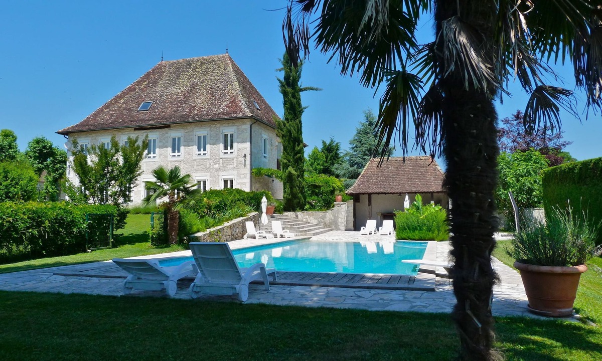 Les Avenieres House | Luxury 5* mansion, hotel services, swimming pool, tennis court, ground of balls