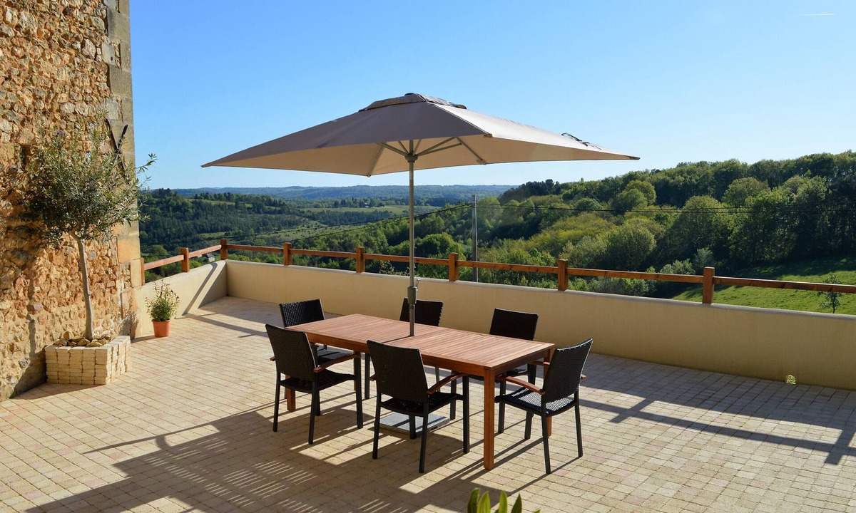 Rouffignac-Saint-Cernin-de-Reilhac House | Aux volets bleus chez Mark & ​Sylvie