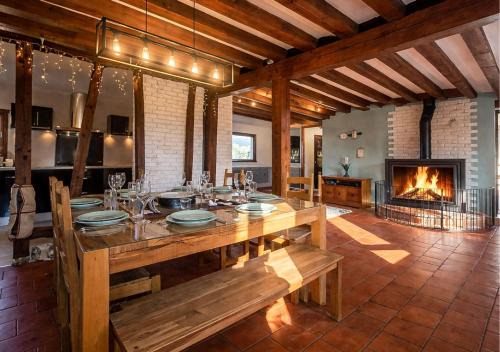 Saint-Evroult-Notre-Dame-du-Bois House | Maison 4 ch avec cheminée, billard et jardin