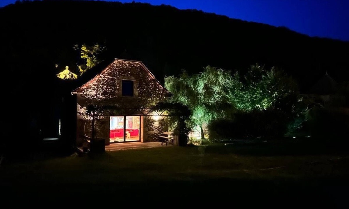 Saint-Geniez-d'Olt House | Grange Dans un Écrin de Verdure, Coeur du Village