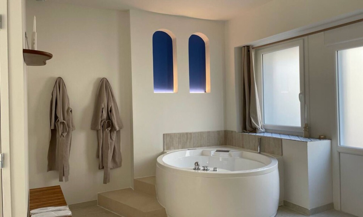 Saint-Georges-de-Reintembault House | Cosy Mediterranean-style spa and cinema 25 minutes from Mont-Saint-Michel