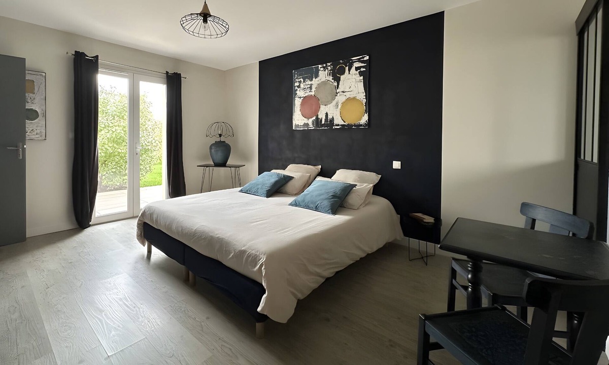 Saint-Georges-les-Baillargeaux Bed & Breakfast | Bed and Breakfast 'L'écrin D'anabelle Futuroscope' with Private Terrace, Shared Garden and Wi-Fi