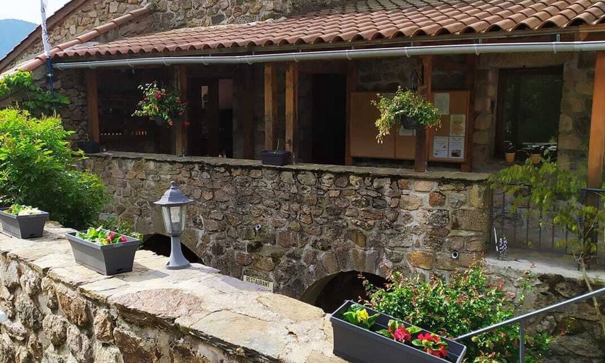 Saint-Laurent-les-Bains Hotel | AU CHAT BLEU