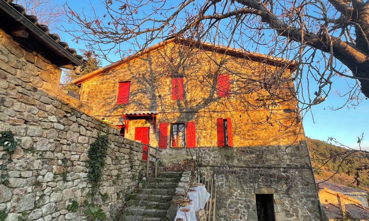 Saint-Michel-de-Chabrillanoux House | The house with the red shutters