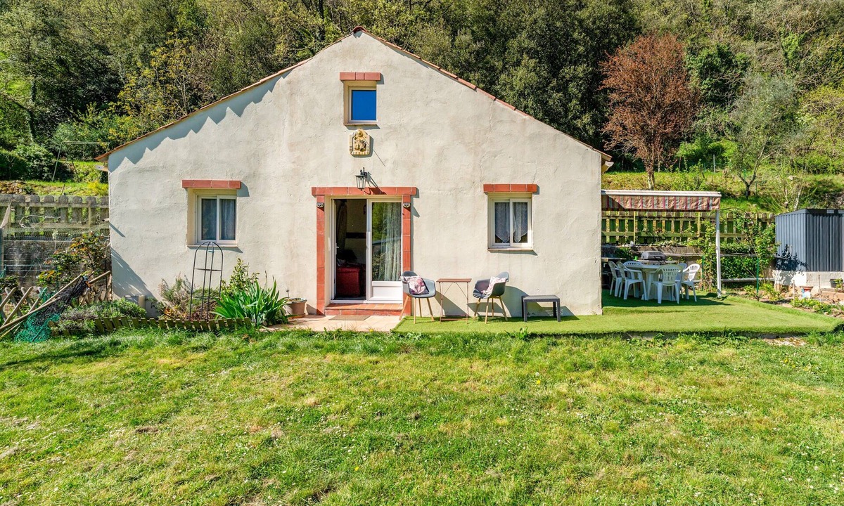 Saint-Sebastien-d'Aigrefeuille House | Cottage 'Gîte Les Coquelicots' with Shared Pool, Wi-Fi and Air Conditioning
