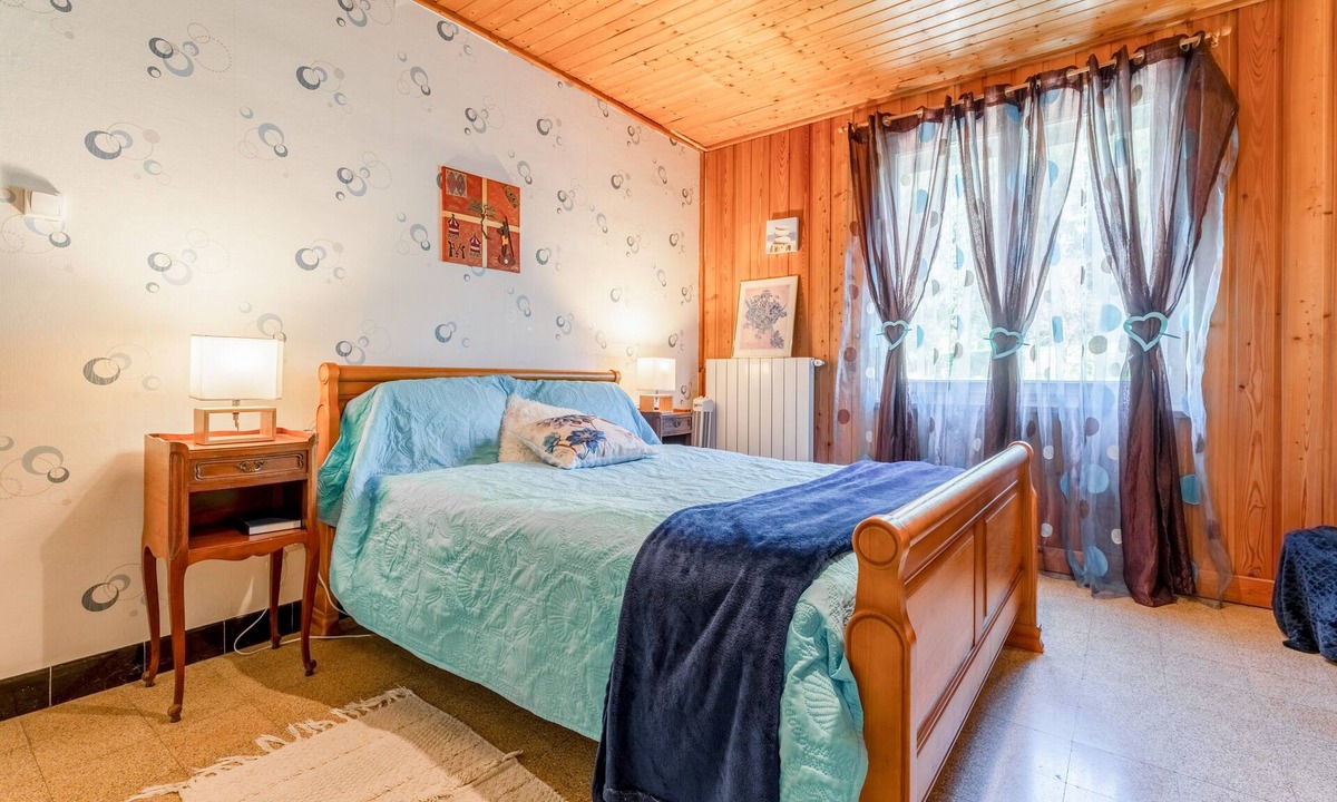 Saint-Sebastien-d'Aigrefeuille Apartment | Room 'Chambres D'hôte Bleue' with Shared Pool, Shared Terrace and Wi-Fi