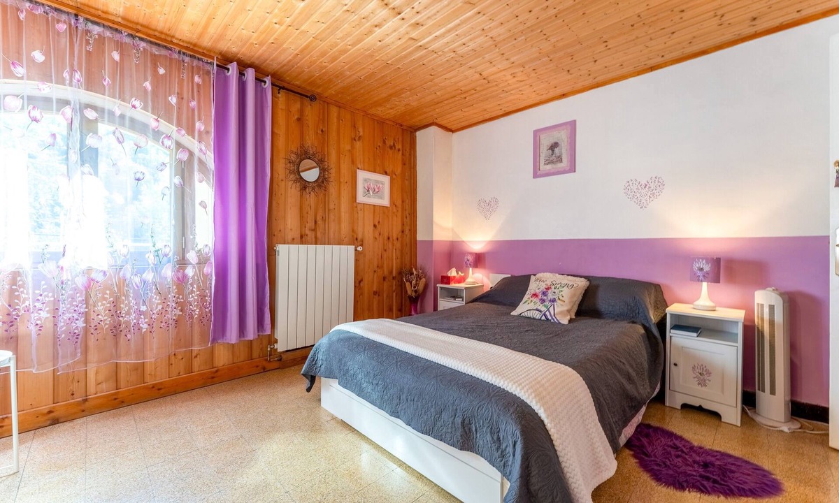 Saint-Sebastien-d'Aigrefeuille Apartment | Room “Lavande Guest Room” with Pool, Shared Terrace, and Wi-Fi