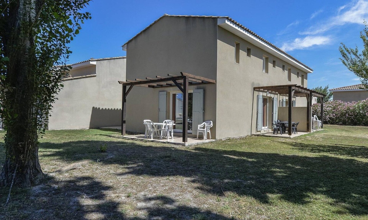 Saint-Saturnin-les-Avignon House | Country Stay for 6 in Provence Vineyards