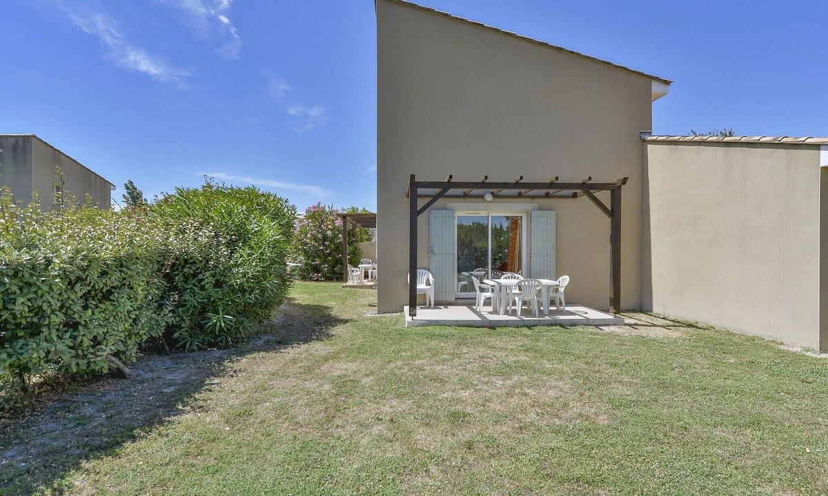 Saint-Saturnin-les-Avignon House | Spacious Provence House for Eight