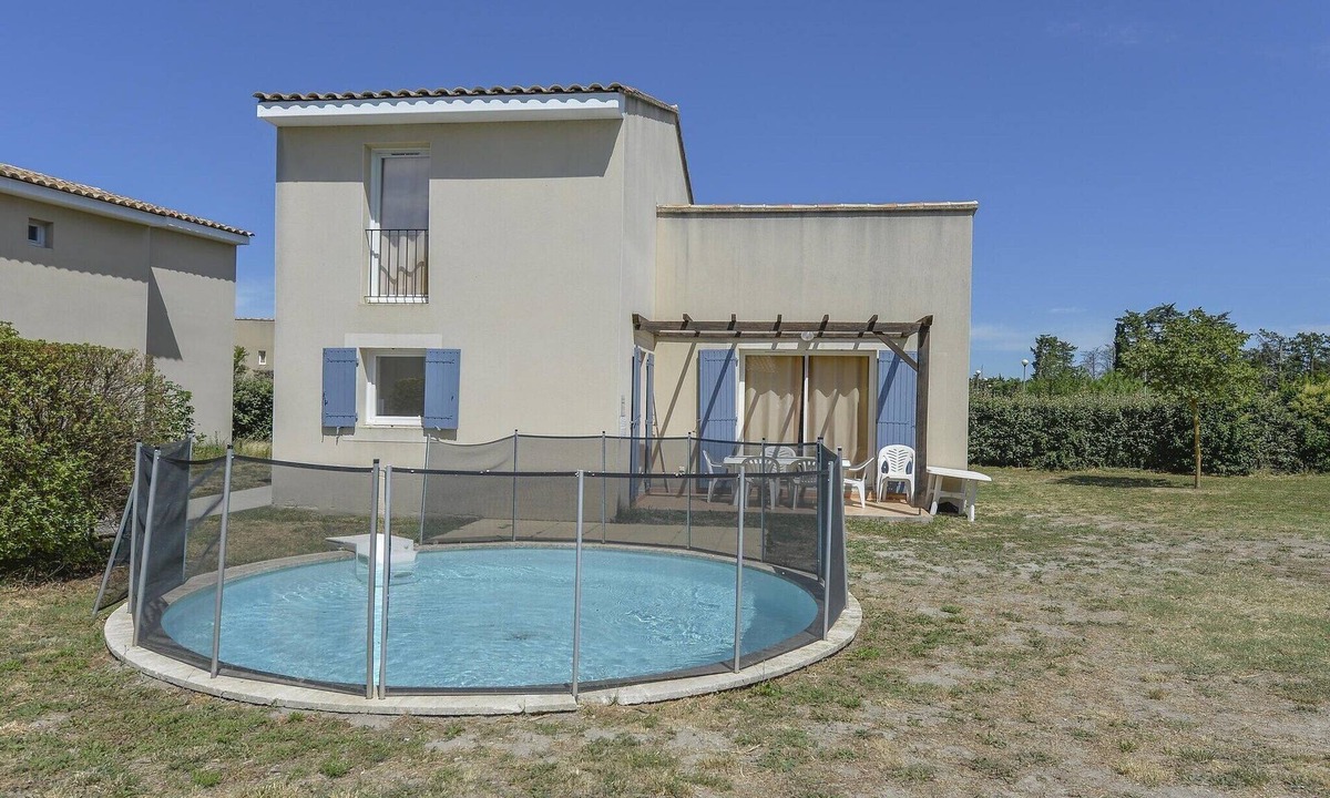 Saint-Saturnin-les-Avignon Villa | Provence Villa for 8 with Private Pool