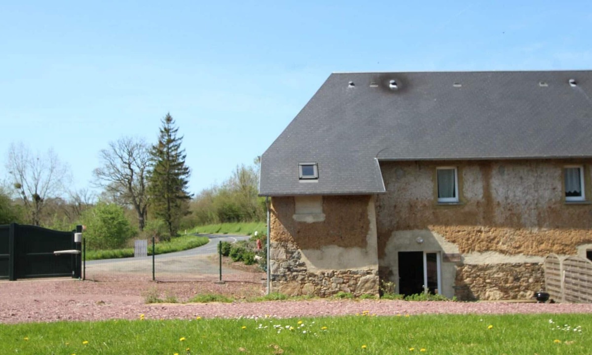 Saint-Sauveur-Lendelin Cottage | Semi-Detached House with Sauna Jacuzzi and Pets Allowed