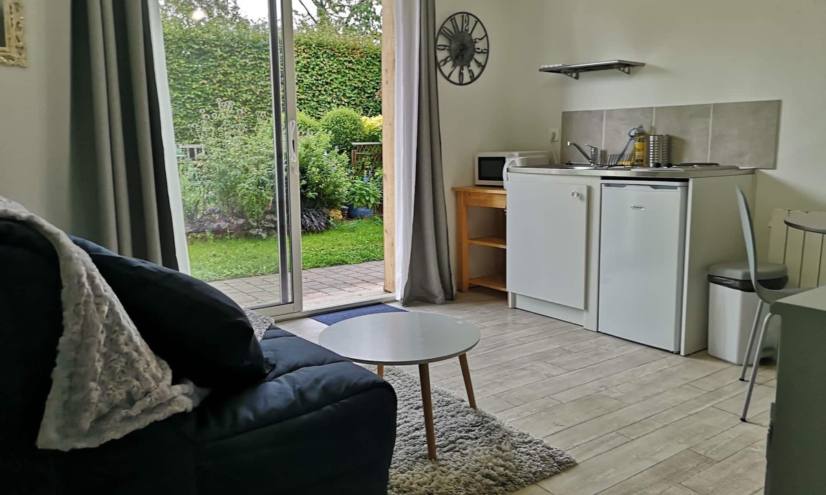 Saint-Sylvestre-de-Cormeilles Bed & Breakfast | Maya, independent guest studio with kitchenette