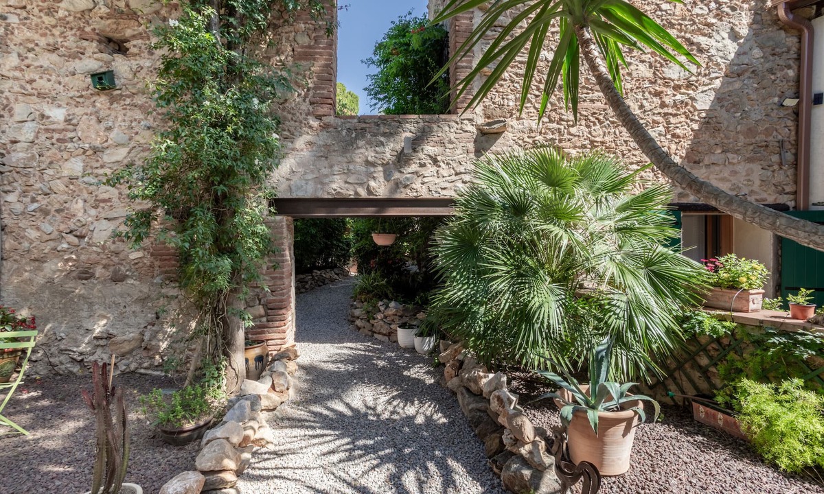 Sainte-Colombe-de-la-Commanderie Bed & Breakfast | Bed and breakfast 'Ormes Chambre Familiale Vue Jardin'