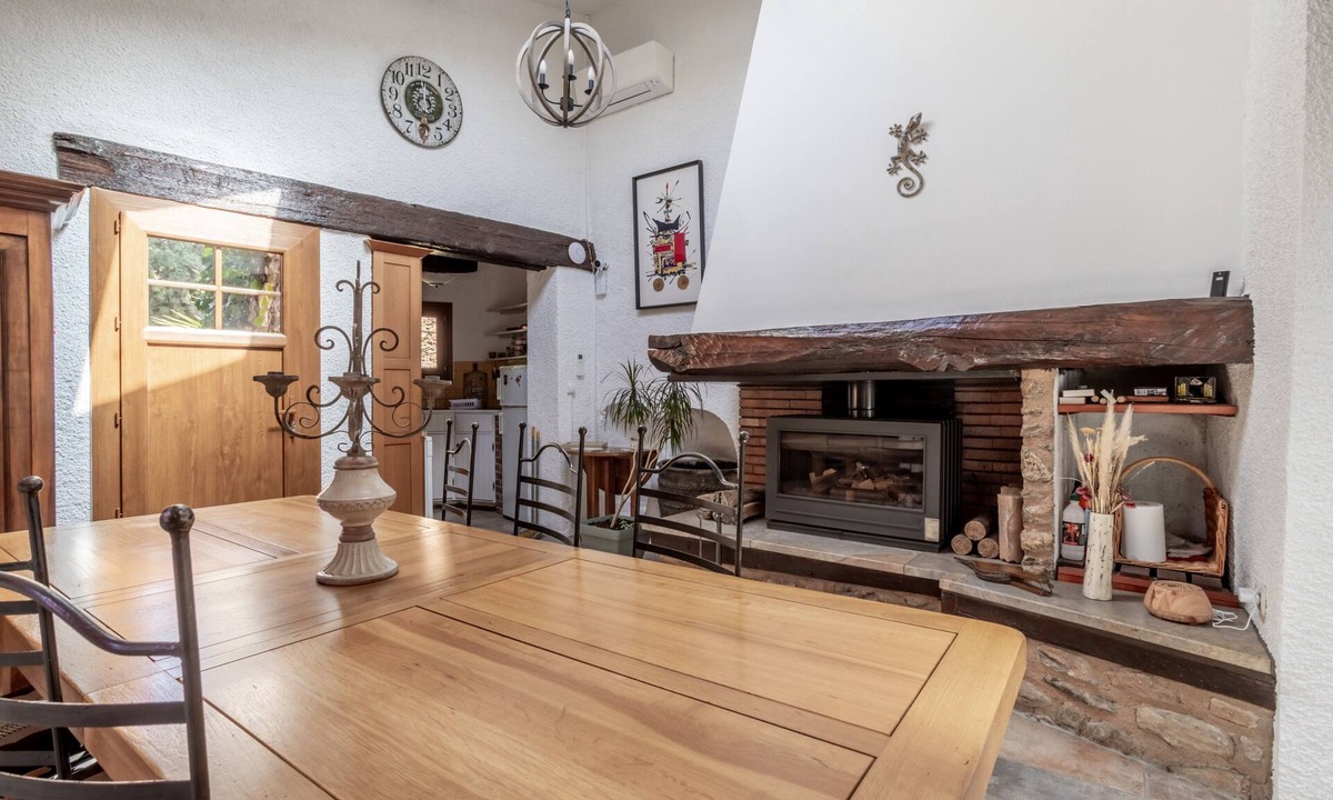 Sainte-Colombe-de-la-Commanderie Bed & Breakfast | Bed and breakfast 'Oranger Chambre Double Vue Jardin' with Shared Garden, Wi-Fi and Air Conditioning