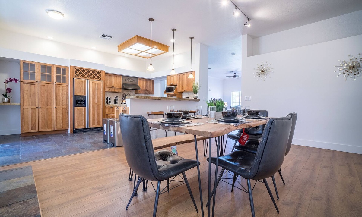 Roseville House | FRAGRANT ROSE-VILLE BEAUTY - COZY MODERN PARADISE